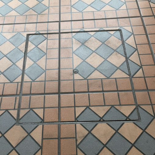 Tampa para caixa de inspeção instalada com piso de detalhado